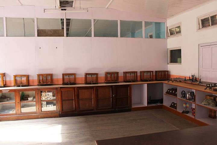 Loreto Convent School-Physics Lab