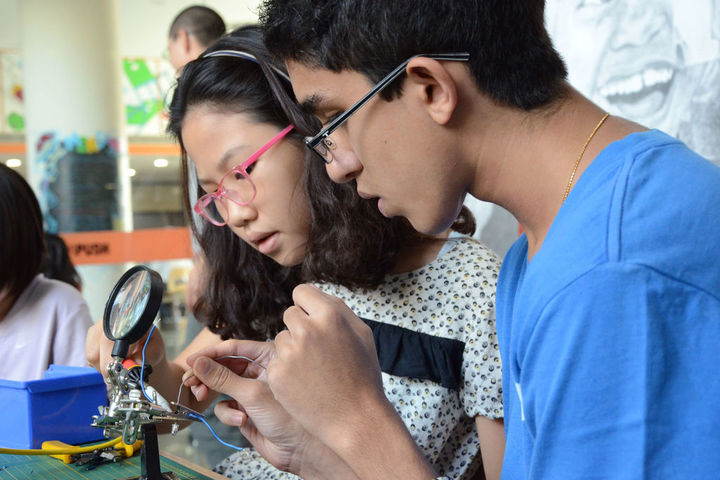American School of Bombay-Physics Lab
