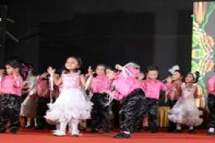 Matushri Kashiben Vrajlal Valia International Vidyalaya-Dance