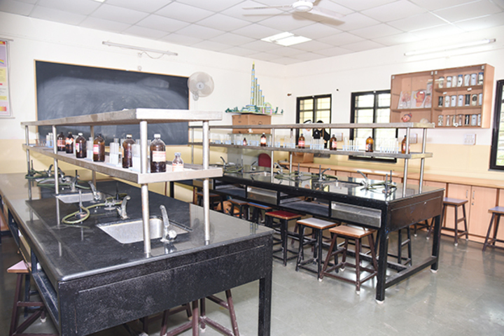 Dr Kalmadi Shamarao High School-Science Lab