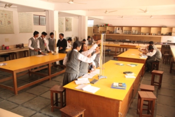 Bhai Parmanad Vidya Mandir-Physics Lab