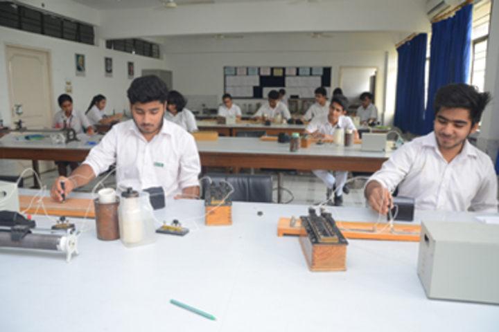 Bhatnagar International School-Physics Lab