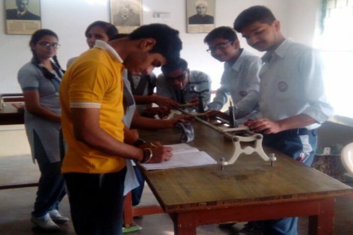 Rashtra Shakti Vidyalaya-Physics Lab