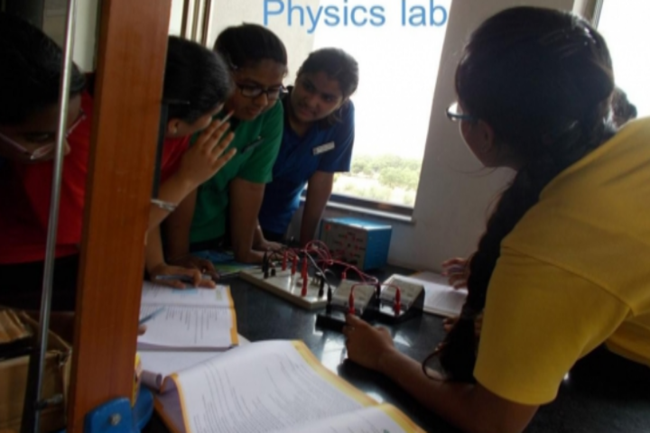 Anand Niketan School-Physics-Lab