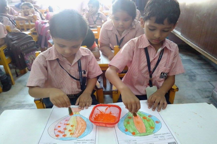 Asia English School-Painting class