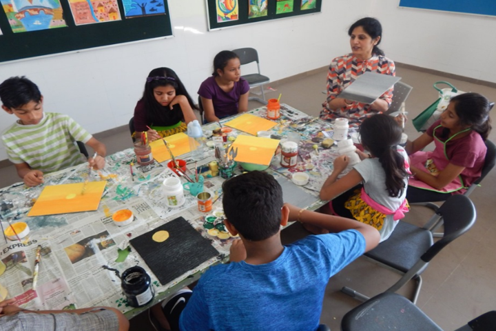 Cygnus World School-Painting class