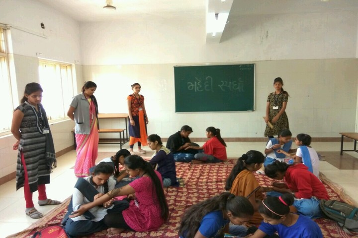 M. L. Kakadia National School-Mehandi Competition