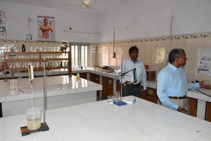 M. L. Kakadia National School-Physics Lab