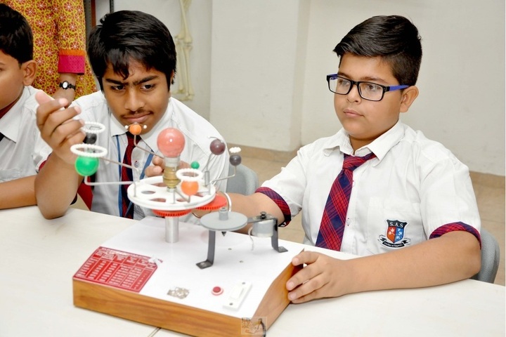 Shanti Asiatic School-Physics Lab