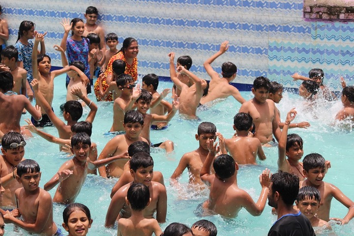 Shri Green Farm English School-Picnic At Water Park