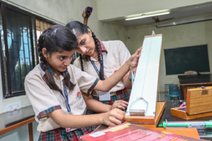 Smt Sandraben Shroff Gnyan Dham School-Physics Lab