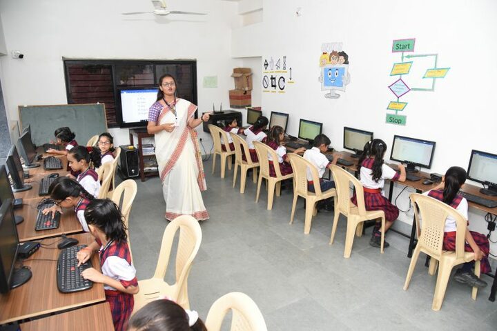 Vishvaniketan Shanti Asiatic School-Computer Lab