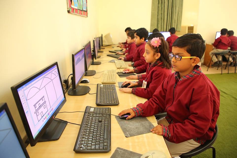 A K Dav Public School-computer-Lab