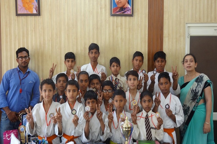 Holy Mother Public School-Prizes