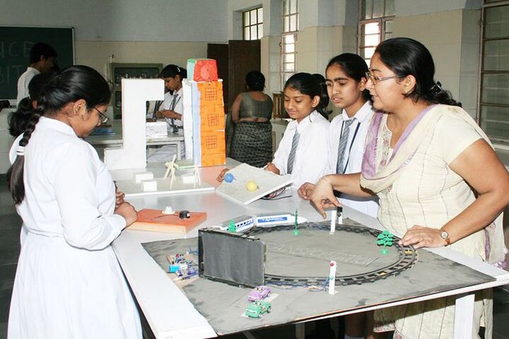 Mahadev Desai Public School-Physics Lab