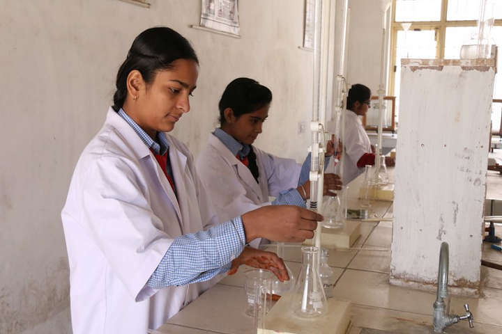 Teri Public School-Chemistry-Lab