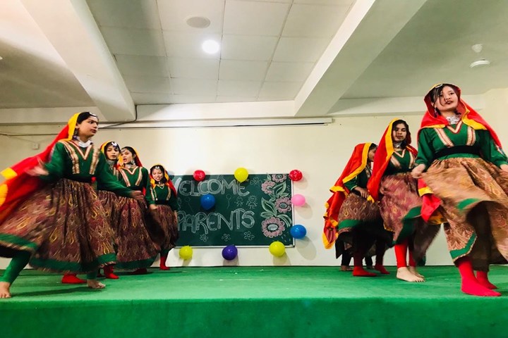 La Montessori School-Performance