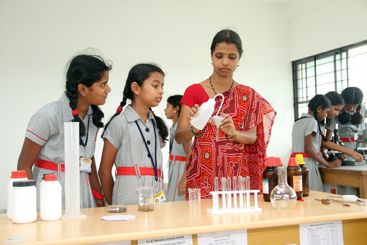 K L E Societys School-Chemistry Lab