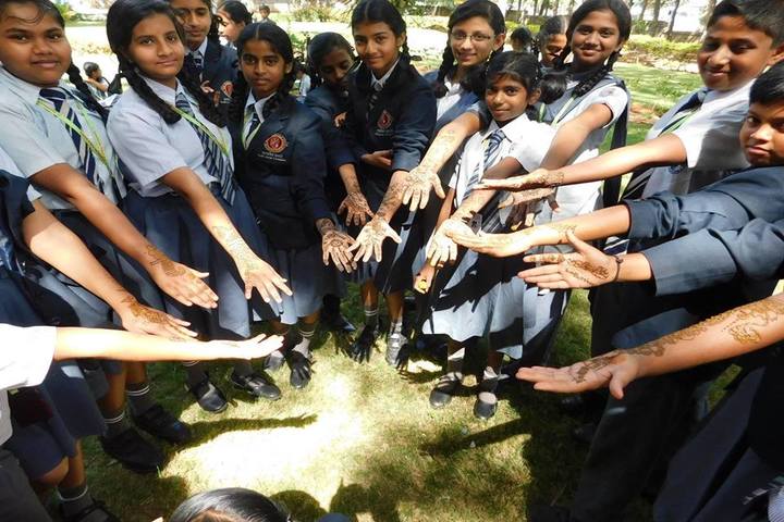 Navaprajna Public School-Mehandi Competition