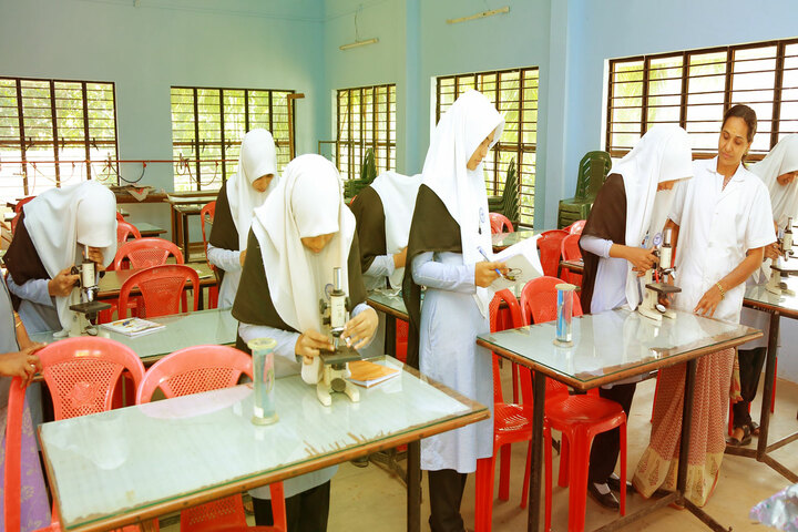 Amal English School-Biology Lab