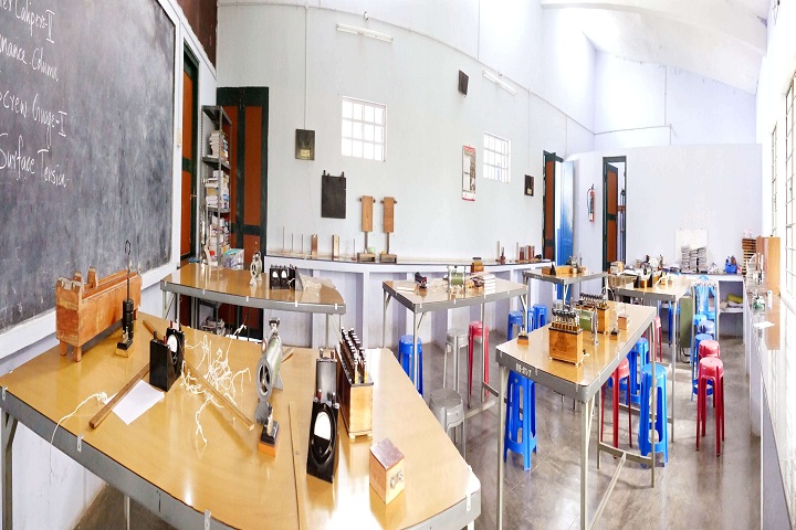 Bharatiya Vidya Bhavan Vidya Mandir-Physics Lab