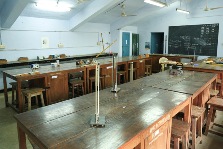 BhavanS Newsprint Vidyalaya-Physics Lab