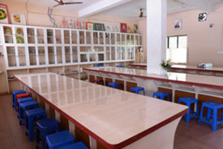 Chinmaya Vidyalaya-Chemistry Lab