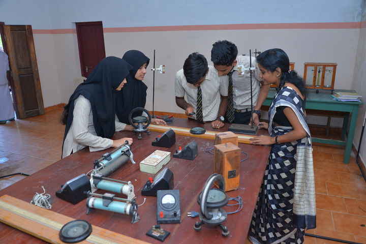 Crecent English School-Physics Lab