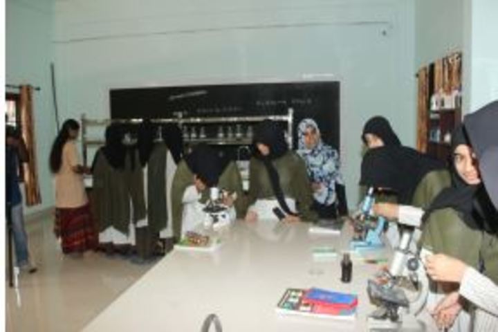 Darul Hudda Endlish Medium School-Science Lab