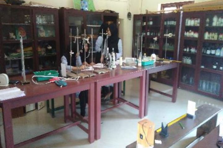 Mujamma English Medium School-Science Lab