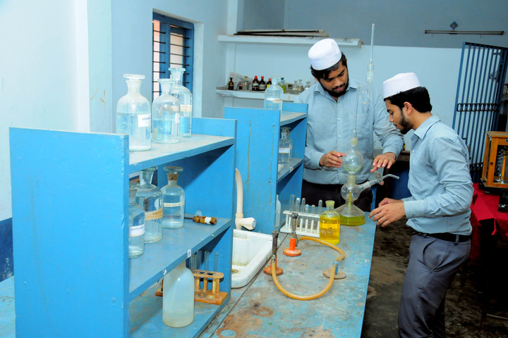 Sa Adiya English Medium Residential Senior Secondary School-Chemistry lab