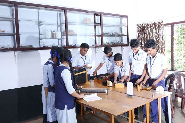 Saraswathy Vidyalayam School-Biology Lab