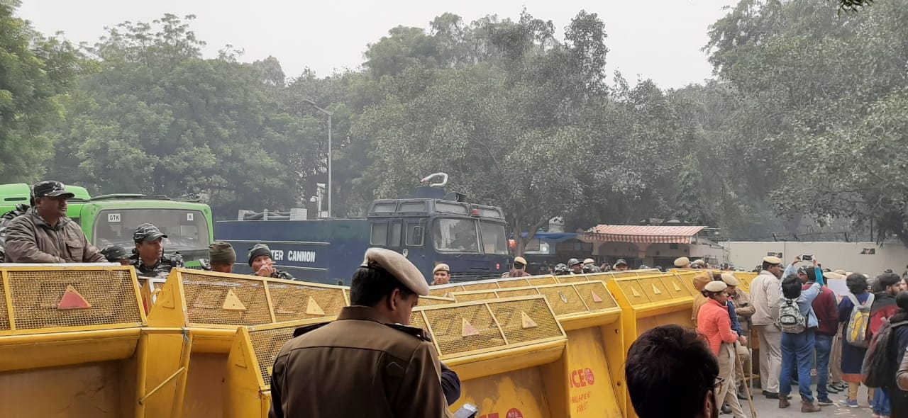 Water-cannon-jantar-mantar-caa-protest-delhi