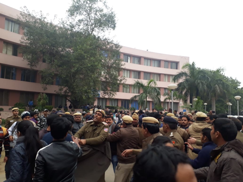 delhi-university-lockdown-CAA-protest-Jamia2