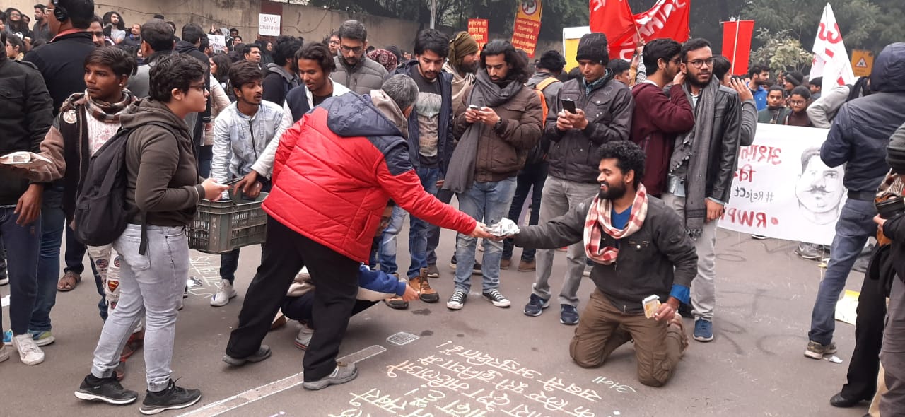 food-distribution-jantar-mantar-student-caa